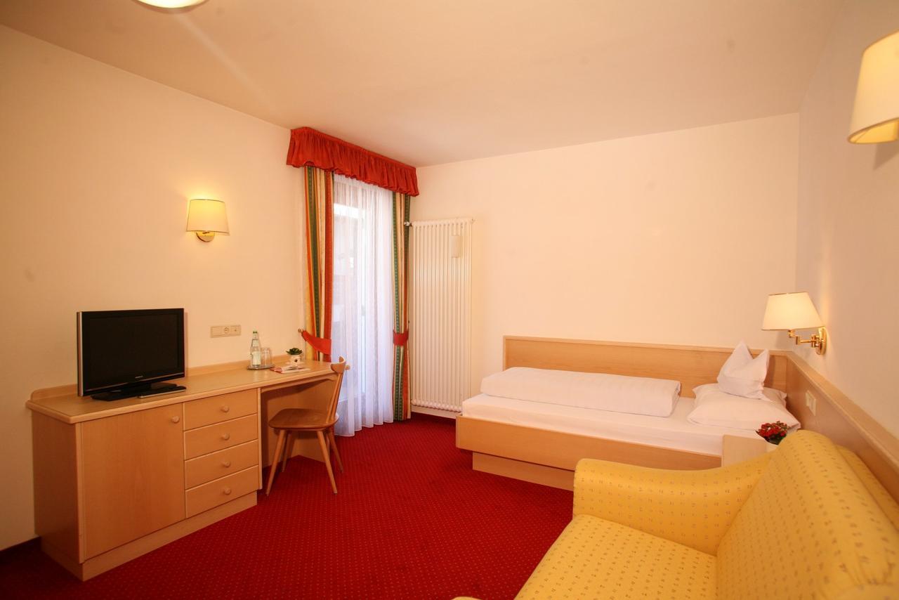 Hotel La Plaza Corvara In Badia Exterior photo